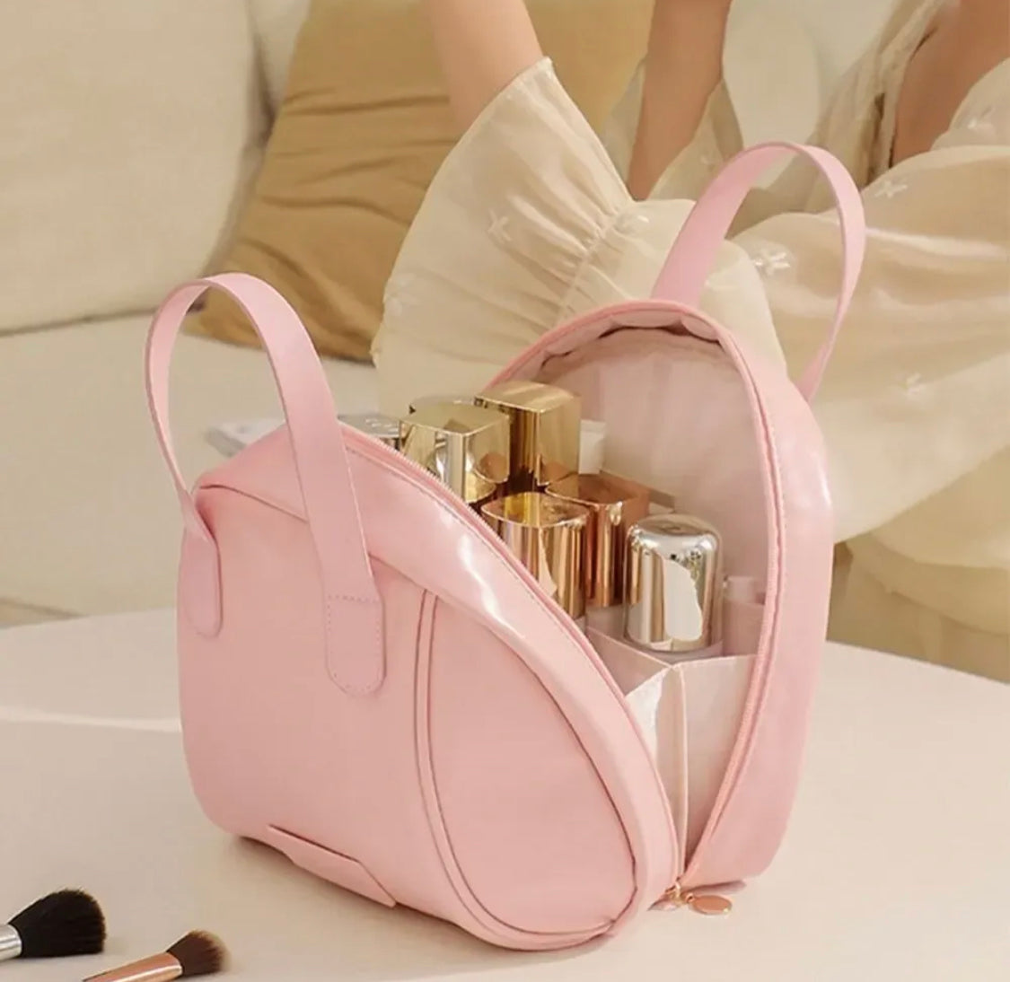 Round Shape Cosmetic Leather Makeup Cosmetic Pouch Bag.