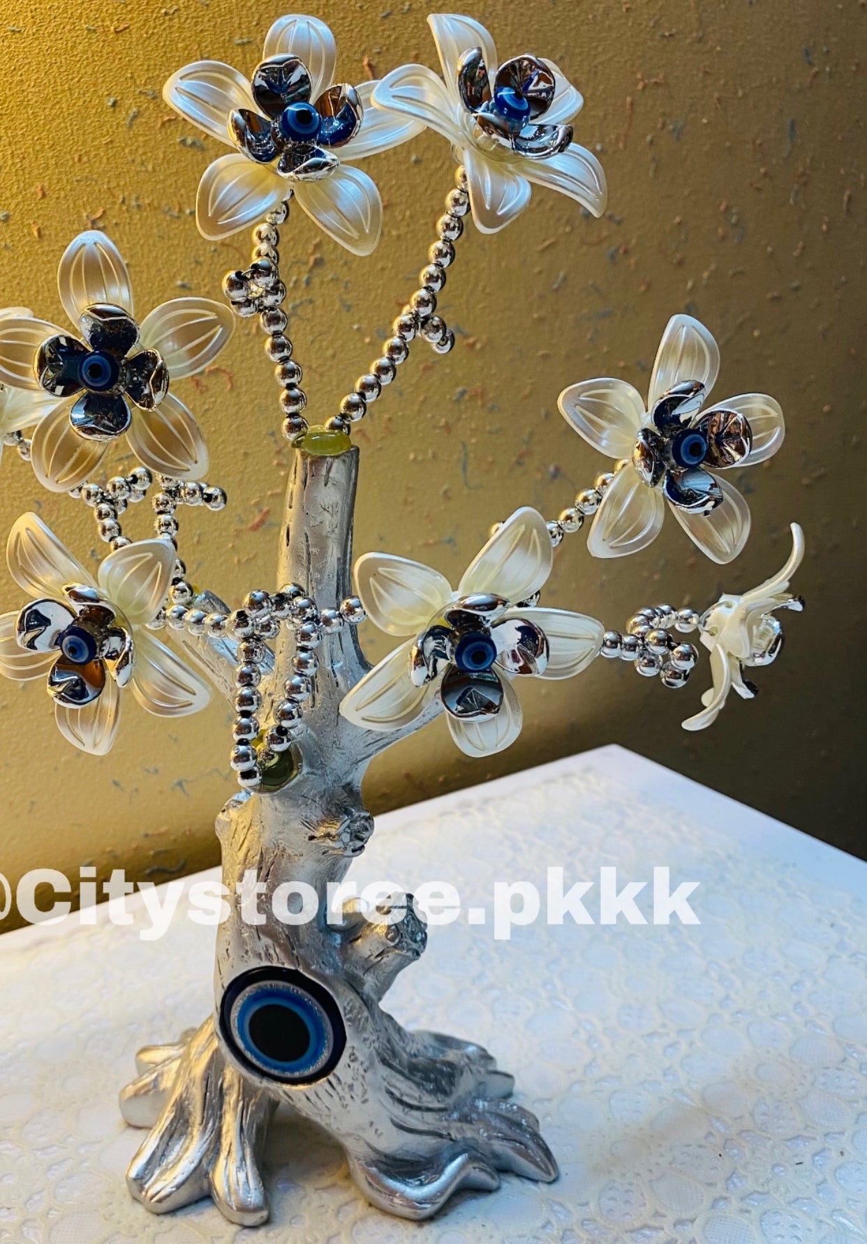 New White Flower Design Decoration Showpiece For Home Decoration.